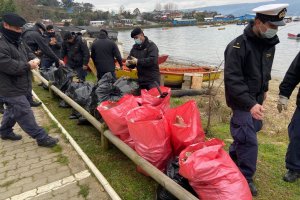 Patrullero OPV “Piloto Pardo” realizó fiscalización pesquera y limpieza de playa en Corral Patrullero OPV “Piloto Pardo” realizó fiscalización pesquera y limpieza de playa en Corral